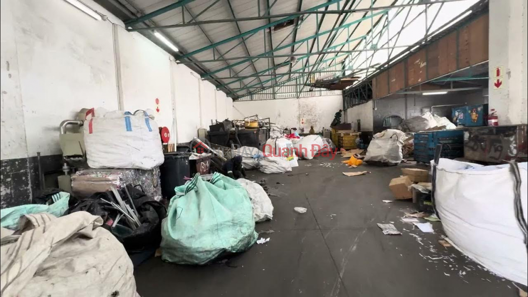 Warehouse for rent, 500m2, in Duc Giang, long-term contract, wide road access, container trucks can reach the premises, friendly rental price. Rental Listings