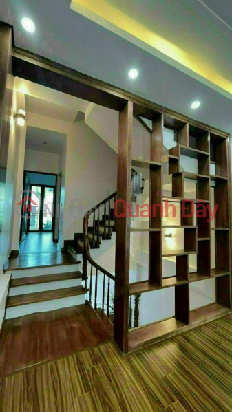 The house is very elegantly designed. Completely wooden stairs with luxurious wooden floors | Vietnam Sales ₫ 2.45 Billion