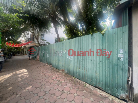 BEAUTIFUL LAND WITH WIDE FRONTAGE - CORNER LOT WITH LAKE VIEW, INVESTMENT PRICE - SUPER BEAUTIFUL AREA FOR BUILDING.<br \/> I'M LAYING RIGHT ON _0