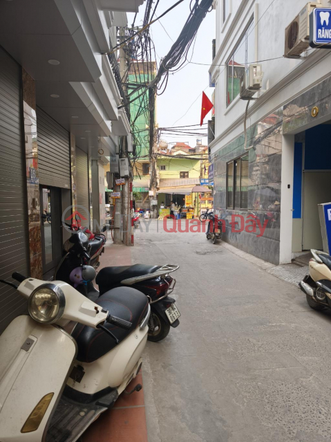 BEAUTIFUL NEWLY BUILT HOUSE - ELEVATOR - 7-SEAT CAR ACCESS - 10M FROM ALLEY. - BUSY BUSINESS - OPEN FRONT AND BACK. _0