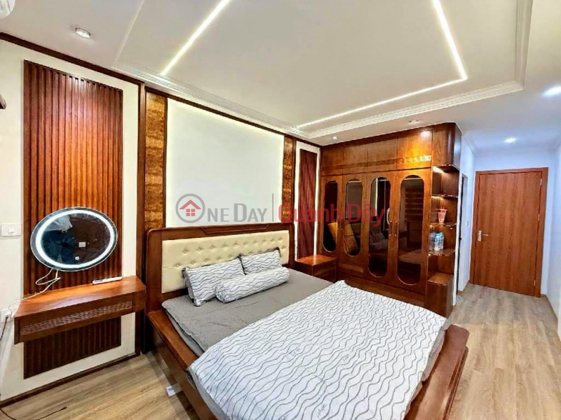 nguyễn khang 36m x7 tầng thang máy 13,6 tỷ gần phố,vf3 đỗ cửa,ngõ thông Niêm yết bán