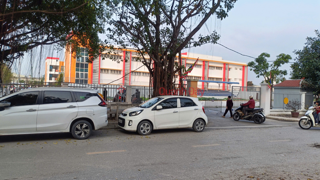 đ 29 Billion Urgent sale of a house on Thach Ban Street, Long Bien District, ideal for business, with ample space for cars to pass.