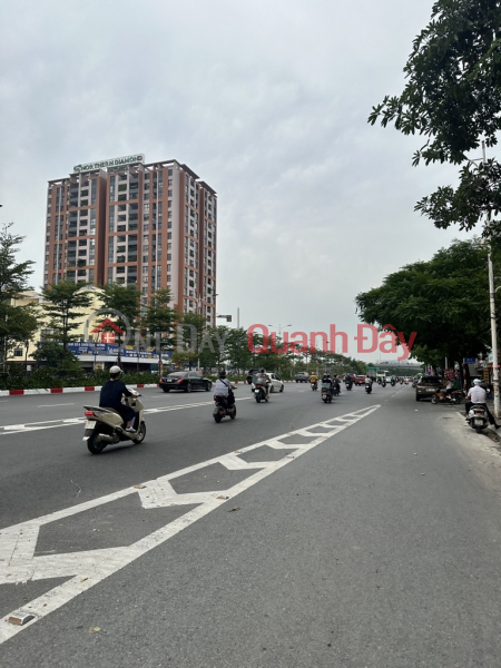 UNIQUE PRODUCT! BEAUTIFUL MODERN HOUSE IN DAM QUANG TRUNG - CAR IN FRONT OF THE HOUSE - NEAR VINH TUY BRIDGE! Sales Listings