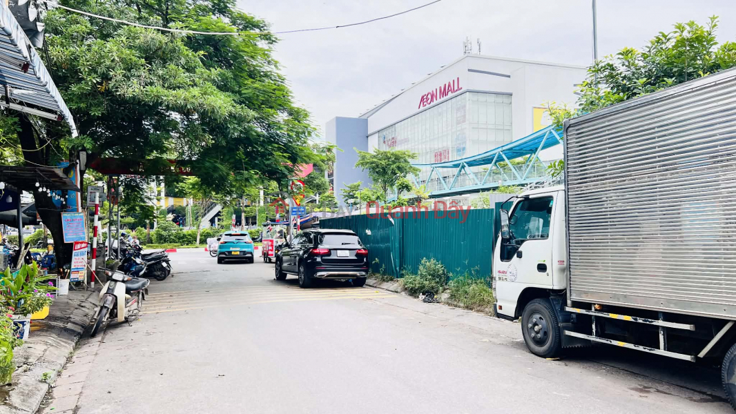 Beautiful house in Co Linh, with a garage, suitable for a small business, and within walking distance of Aeon Mall. Sales Listings