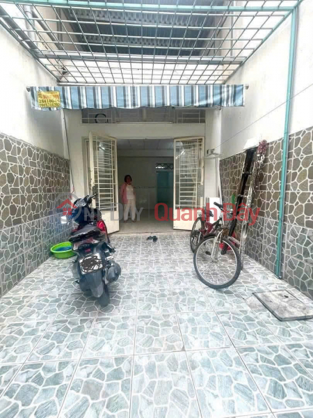 Owner renting out a house in Phu Nhuan district: 3 bedrooms, 2 bathrooms, 1 ground floor and 1 mezzanine, price 12 million VND\\/month, negotiable. Rental Listings