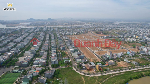 Land plot in a convenient location overlooking the park, close to all amenities _0