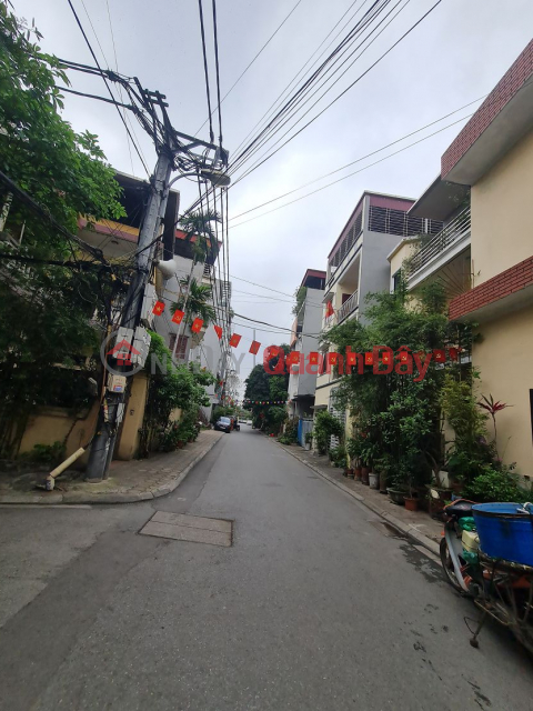 5-story house for sale in Trau Quy, Gia Lam, on a street accessible to cars, price slightly over 6 billion VND. Contact 0989894845 _0