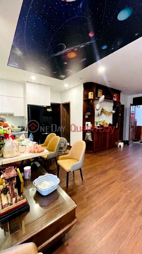 Apartment for sale in Cau Giay, 90m², 2 bedrooms, 2 bathrooms, price 7.98 billion VND, parking available at the building entrance. _0