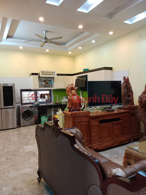 Owner urgently needs to sell house in the center of Tien Hai town, get money to pay off bank debt, good price 3.x billion on area _0