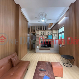 Two-story house located in an alley off Tran Cao Van street, with ample parking space for cars just a few steps away. _0
