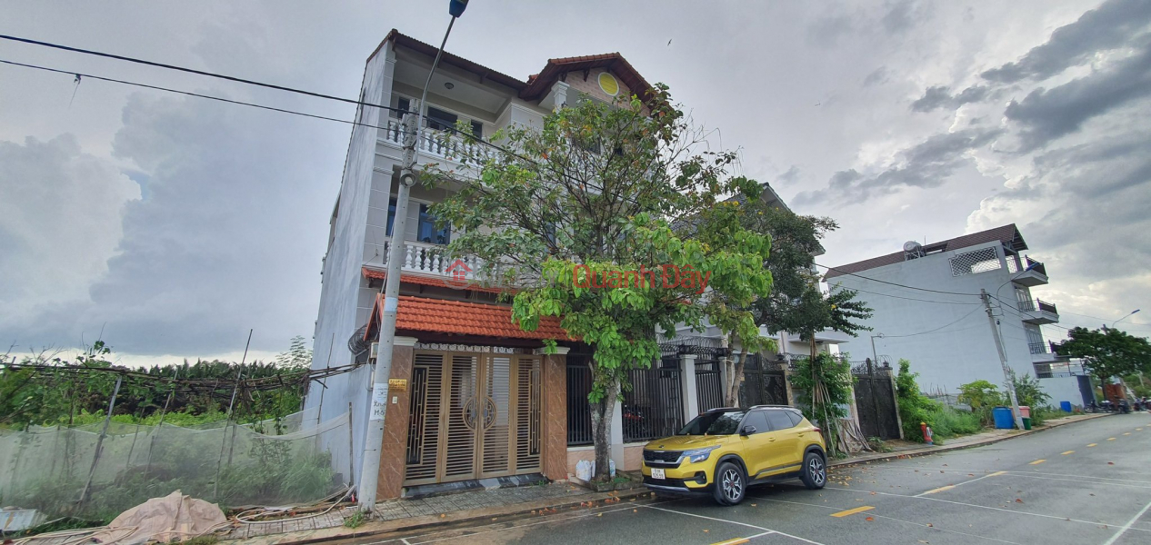 The owner sells a riverside villa of 400m2, 5 bedrooms, 5 bathrooms, in Thu Duc Sales Listings