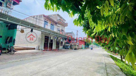 Selling 60m2 of land on the edge of Xom Thuong, trucks can pass each other, park view, rear expansion, good price. Contact: 0936123469 _0