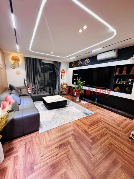 House for sale in Hoang Cau, 60m2, 4 floors, 4m frontage, 25.8 billion VND, sidewalk access, car parking available, suitable for business. Sales Listings