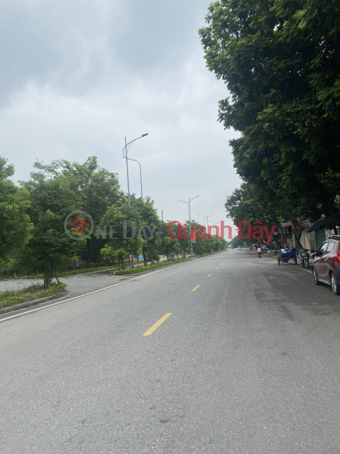 The owner sells 75m2 of Viet Hung - Dong Anh business axis, 4m wide road for only 2,x billion. Contact 0981568317 _0