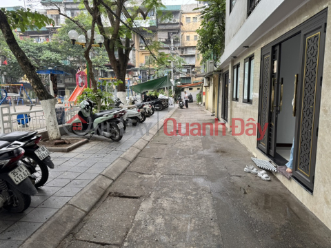 EXTREMELY RARE CORNER LOT 2 BUSY BUSINESS UNITS WITH HUGE FRONTAGE CARS CAN PARK AT THE DOOR PLAYGROUND VIEW, FULL INTERIOR _0