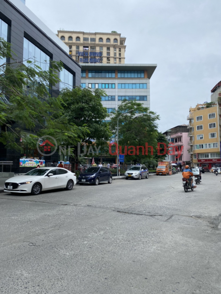 Opportunity to own a house in 2023. House for sale in Hoang Cau, O Cho Dua lots. 4-storey house, area 40m2. The price is 7 billion. Sales Listings