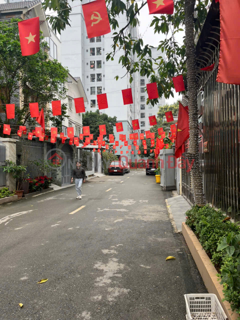 Cần bán BT Trung văn Hancic,Tố Hữu, DT 105mx 4T,MT 9m. Giá 35,5 tỷ. LH: 0964769634 _0