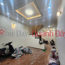 House for sale on De La Thanh Street, Dong Da District. Area 49-52m² x 5 floors. Frontage 4.2m. Selling price 9.5 billion VND. _0