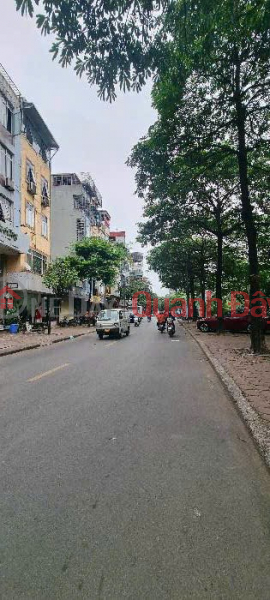 Cau Giay district street surface, business sidewalk, parking lot. 70m2 MT 4.3m price 14.2 billion. Sales Listings