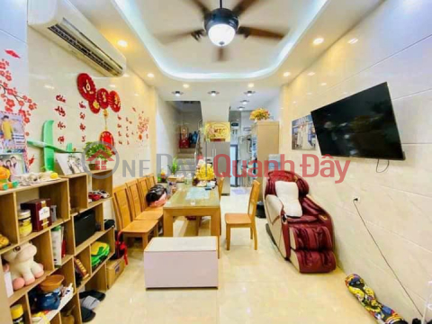 FAMILY SELLING 6-FLOOR HOUSE Area: 35M2 3 BEDROOM PRICE: 4.3 BILLION FUN INTERIOR 3M ALWAY THREE GARDEN PARKING NEAR ROYAL CITY INTERSECTION _0