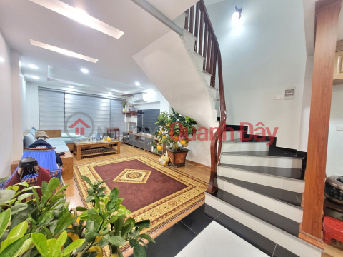 BEAUTIFUL HOUSE FOR SALE IN Thong Lane OTOO BUSINESS DOOR TWO THONG DOOR IN HOANG MAI 40M5T ONLY 6 BILLION _0