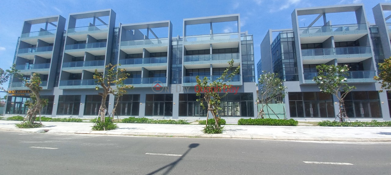 đ 6.8 Billion Shophouse 3 floors 6x28 modern design full glass panoramic view of the sea.