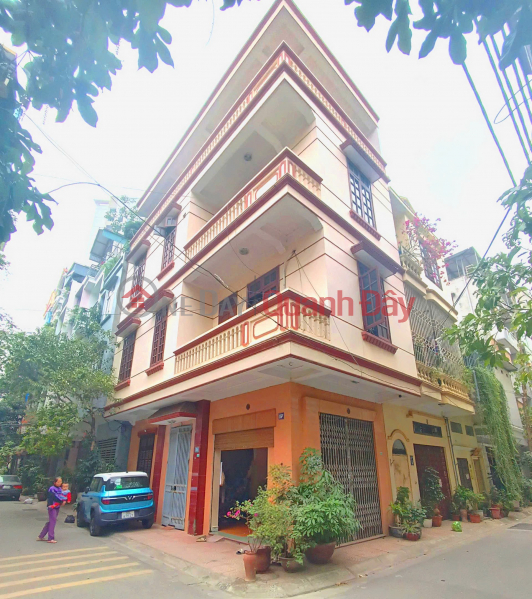 (CORNER LOT, ALLEY FRONT) House for sale in HOANG NGOC PHACH, Dong Da, divided into lots for cars and sidewalks. Area 45m2, 4 floors, frontage 4.2m Sales Listings