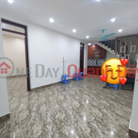 Selling a 2-storey collective house with sparkling gold and silver, right next to Hai Ba Trung street, car parking available. _0