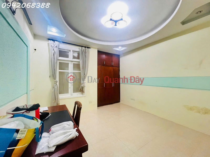 đ 15 Billion Urgent sale of house in Linh Quang, Van Chuong, Dong Da, 55m2, 5-storey house, car parking at door, very good business.