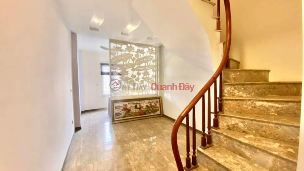 Property Search Vietnam | OneDay | Residential | Sales Listings | The car is parked at the door, entering the house of Linh Nam, Hoang Mai 40m2, 5 floors, more than 3 billion VND