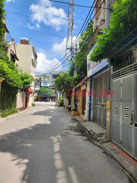 BEAUTIFUL HOUSE, PEOPLE BUILT, PARKING CAR AT THE DOOR OF THE HOUSE Sales Listings