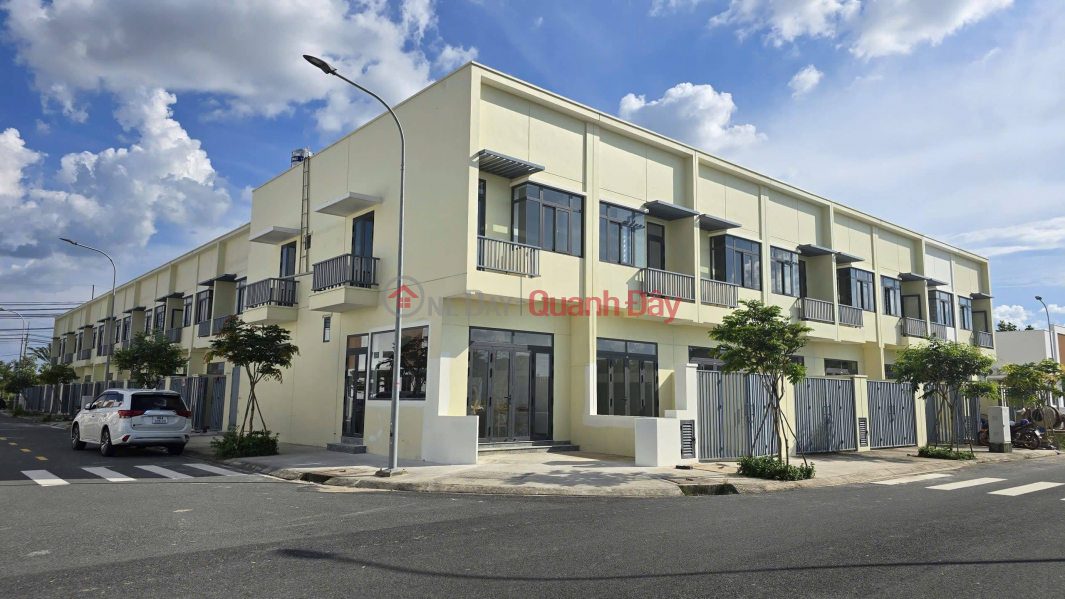 Townhouses located right next to Vietnam's largest industrial park - Prices starting at only 2.1 billion VND per unit. Sales Listings