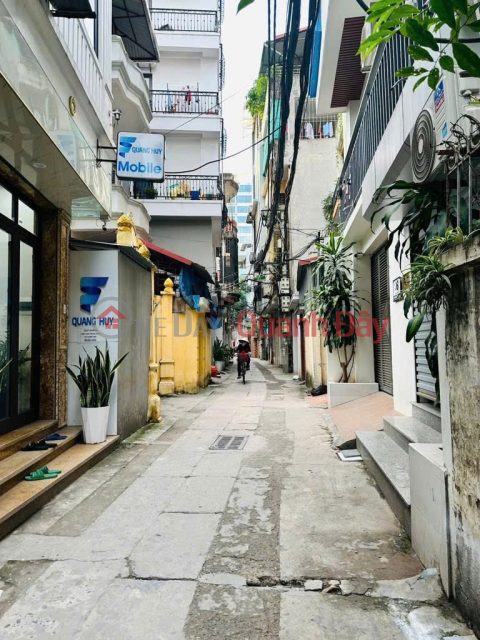Owner sells private house on Giap Bat street, facing Thong alley. 45m × 6 floors. Registration number for cars to enter the house. Only 12 billion 3 _0