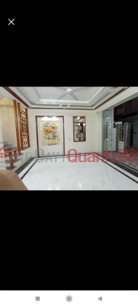 Selling 3-storey house in Nguyen Van Troi area, near Han Thuyen school, near market. The car is parked at the door of the house with a yard Sales Listings