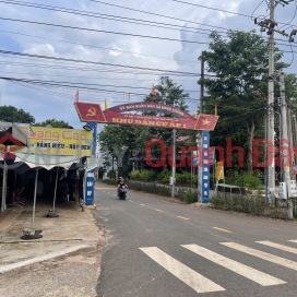 I am the owner and need to sell a 250m2 plot of land with plastic frontage right in Chon Thanh town, the price is outrageous _0