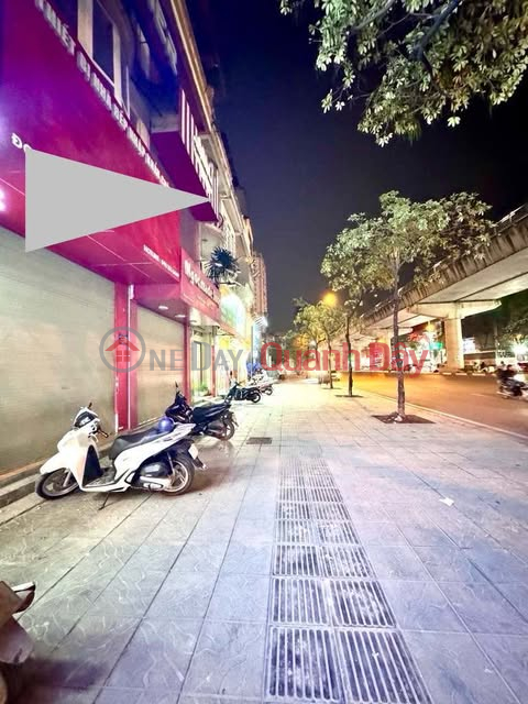 STREET FRONT - PEAK BUSINESS - 2 FRONTAGES - OPEN FRONT AND BACK! _0