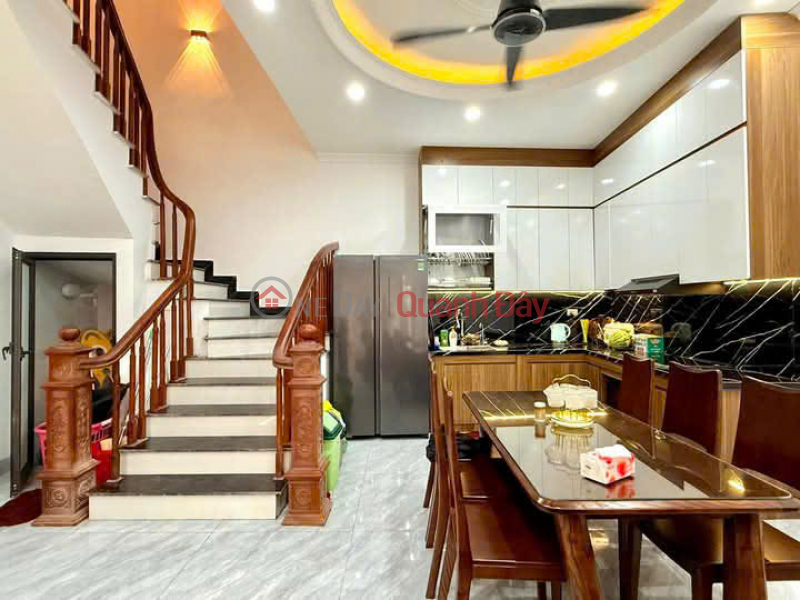 Owner needs to urgently sell house in Hoang Van Thai, 50m2, price 13 billion, military subdivision, car access Sales Listings