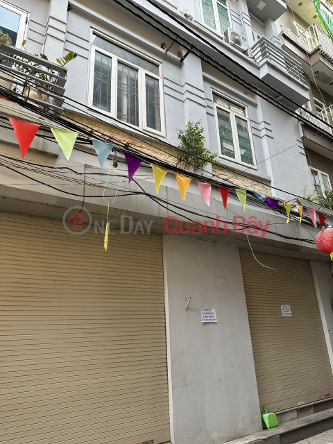 OWNER NEEDS TO SELL A BEAUTIFUL LANE FRONT HOUSE ON DUONG QUANG HAM STREET, CAU GIAY. Area: 32 M2, 5 FLOORS, 8 M FRONT. NEAR MARKET _0