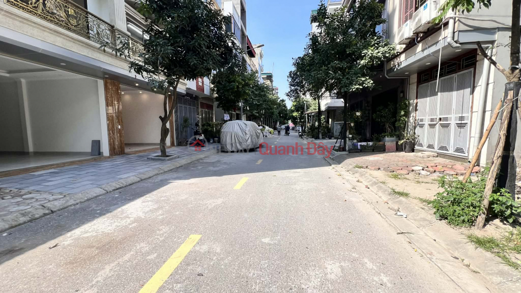Beautiful house in Thach Ban resettlement area, 90m² x 6 floors, elevator, suitable for business, sidewalk access, car parking available. Sales Listings