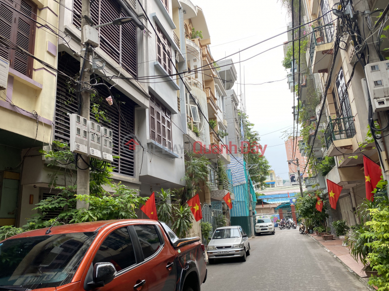Bán gấp nhà phân lô Hoàng Quốc Việt, 98m, 3 Tầng, ô tô vào nhà, 13.5 Tỷ. Niêm yết bán