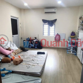 Nhà nát, giá hời, vị trí không chê vào đâu đựợc ngay Trung tâm. _0