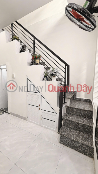 đ 2.3 Billion | FOR SALE: A charming small 2-story corner house in the city center, near VCN Phuoc Hai Market.