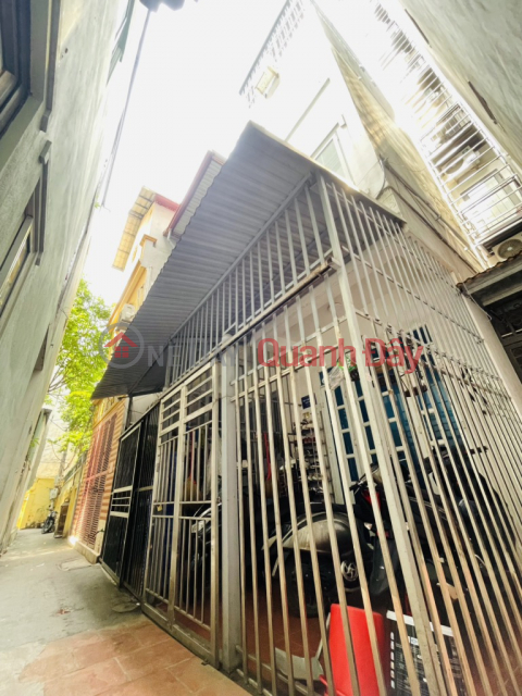 The house has a sturdy frame and columns, allowing for additional floors. The house is on a bright corner lot, 80m from the car. _0