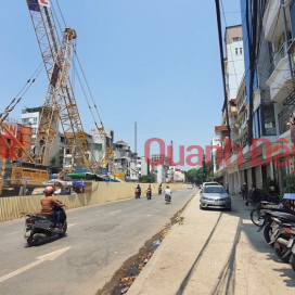 House for sale on Quoc Tu Giam Street, Dong Da District. 30m Approximately 15 Billion. Commitment to Real Photos Accurate Description. Owner Can Thanh _0