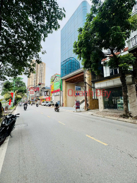 BUILDING ON STREET 8, 1 BASEMENT - LOCATED RIGHT ON THE EXTREMELY VIP STREET OF DINH CONG, TRINH DINH CUU.<br \/> WITH _0