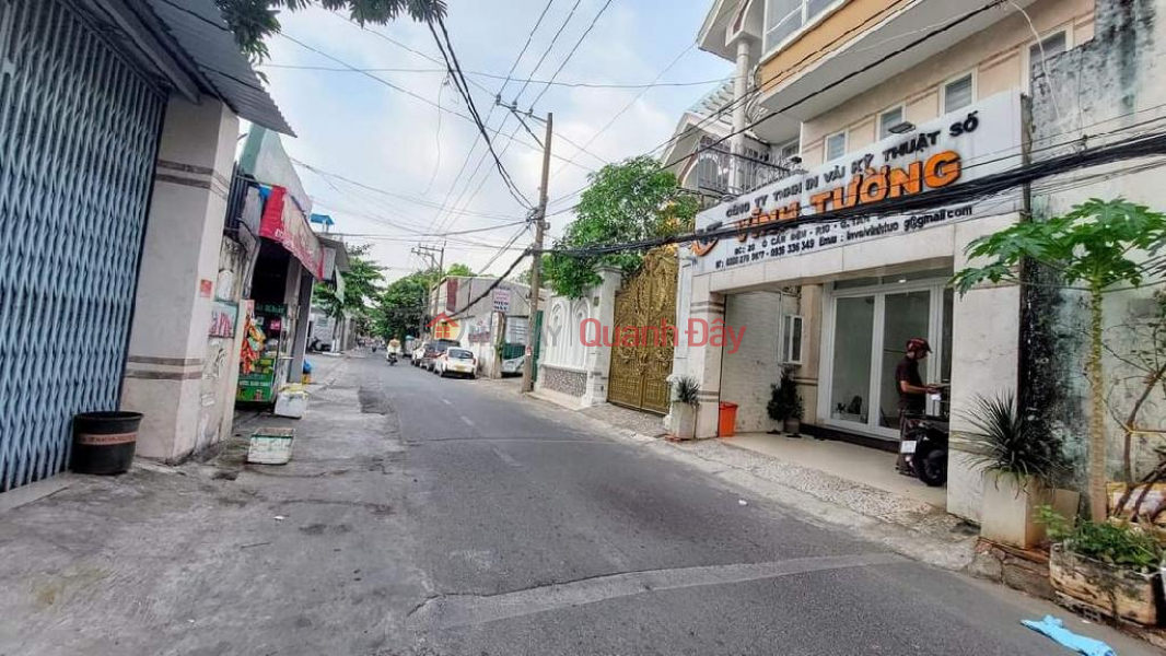 LONG OLD OWNER SELLS LAND TO GIVE A HOUSE - CAR ALWAYS NEAR THE STREET FRONT Sales Listings