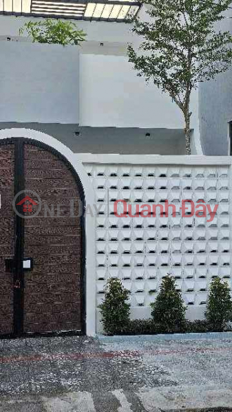 đ 5,99 tỷ Nhà Sân Vườn 2 Tầng, Hòa Xuân cần bán. Mới 100%, Đường 5m5, lề 3m. 100m2, hướng chính Đông. Liên hệ chủ 0767387977