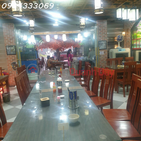 Bán biệt thự + nhà hàng đang kinh doanh tốt 180m2 2.5 tầng + lưu không 60m2 mặt đường Phạm Văn Đồng, Dương _0
