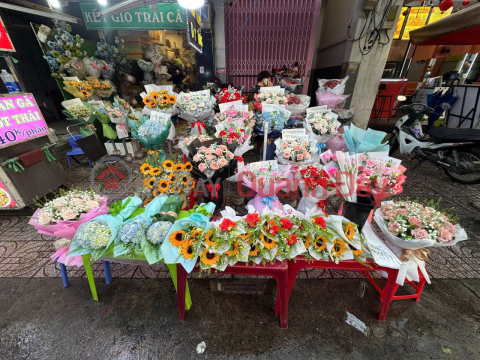 Owner is transferring ownership of a flower shop located on Street 17, District 7 - Opposite Le Thanh Tong School. _0