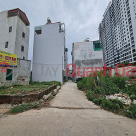 Selling a 3-story house in Dang Xa, Gia Lam, priced at only 3 billion VND for 60m2 of land. Contact 0989894845 _0